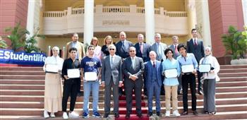 الجامعة البريطانية في مصر تكرم أوائل الثانوية العامة وتسلمهم وثائق المنح الدراسية المجانية