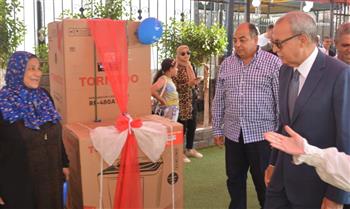   محافظ القليوبية يشهد حفل توزيع أجهزة كهربائية للعرايس بمدرسة الشبان العالمية بمدينة بنها 