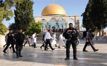   عشرات المستوطنين يقتحمون المسجد الأقصى المبارك بحماية الاحتلال الإسرائيلي