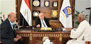 " الداودي " يستقبل 45 مواطنا لحل مشكلاتهم بقنا 