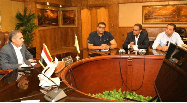 محافظ الغربية يعقد اجتماعا مع مديري العلاقات بالمديريات الخدمية
