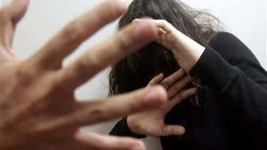 شخص يعتدي على والدة زوجته بسلاح أبيض في الشارع