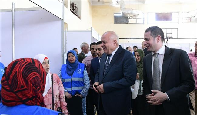 يوفر ٣ الآف فرصة عمل للشباب.. محافظ قنا يتفقد الملتقى التوظيفي بالمعسكر الدائم