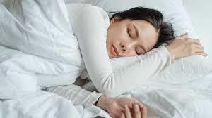   هل التفكير بإيجابية تجاه النوم يحسن العقل؟.. دراسة تجيب  ز
