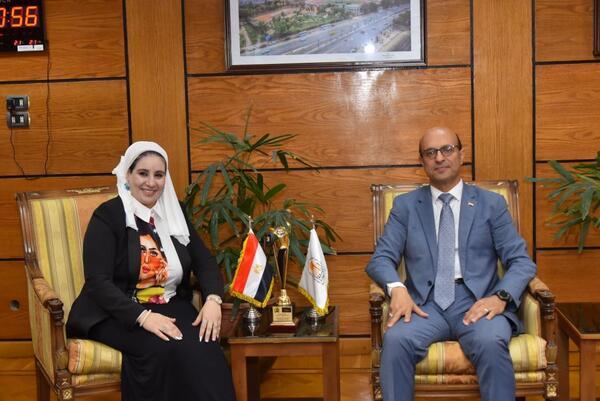 رئيس جامعة أسيوط يستقبل الدكتورة أميرة الحوفي الحائزة على جائزة "المرأة المتميزة عالميأ لعام 2023" 