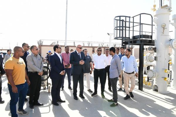 "الداودي" يعلن الإنتهاء من تنفيذ مرفق الغاز الطبيعي بالمنطقتين الصناعيتين "هو" و"الكلاحين" بقنا