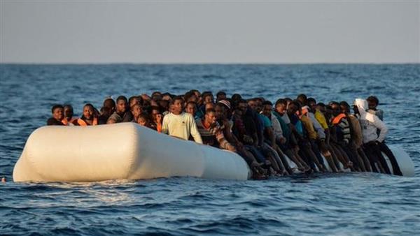 إيطاليا: إنقاذ 325 شخصًا وفقدان عدد من المهاجرين عقب غرق قاربهم جنوب البلاد