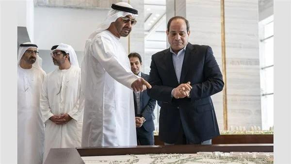 الشيخ محمد بن زايد يلتقط الصور التذكارية مع الجماهير بمدينة العلمين الجديدة