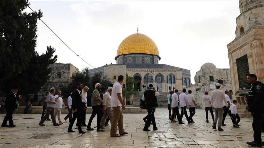 عشرات المُستوطنين الإسرائيليين يقتحمون باحات المسجد الأقصى