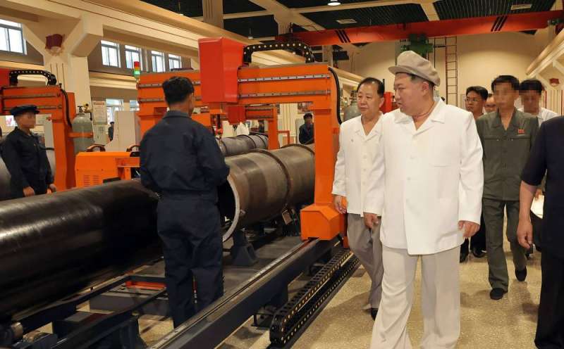 الزعيم الكوري الشمالي يتفقد مصانع الأسلحة الرئيسية في البلاد