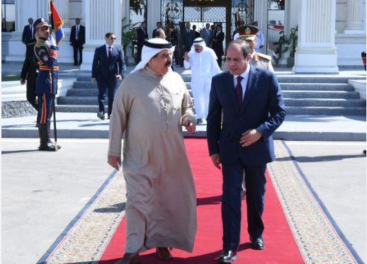 الرئيس السيسى يودع عاهل البحرين لدى مغادرته مدينة العلمين 