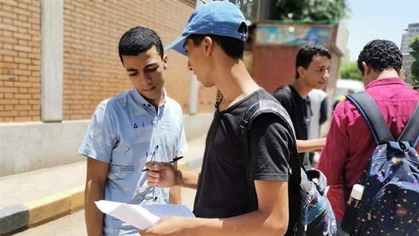 تسليم شهادات الثانوية العامة بالمدارس اليوم