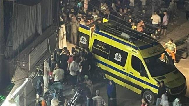كانوا عائدين من المصيف.. مصرع فتاتين وسيدة وطفلها وإصابة 13 بالقناطر