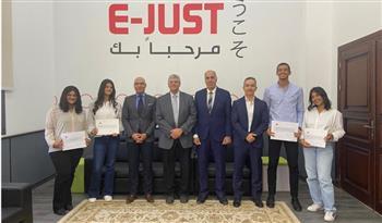 رئيس الجامعة اليابانية يكرم 4 طلاب لحصولهم على شهادة دولية من المملكة المتحدة 