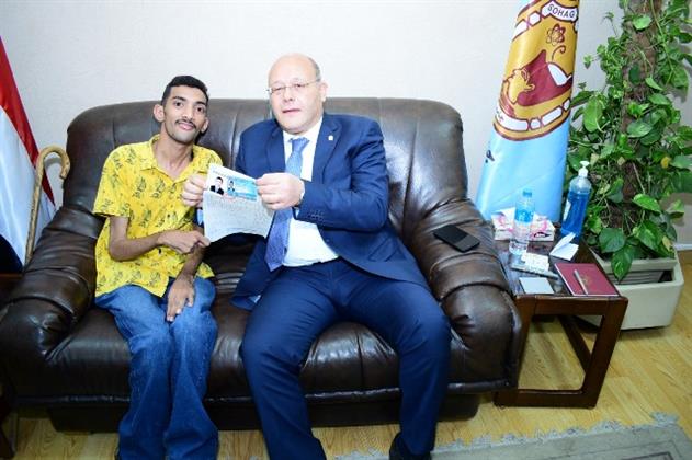 القائم بأعمال رئيس جامعة سوهاج يستقبل طلاب الدمج من ذوي الإعاقة