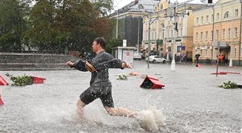   مياه الأمطار تغمر شوارع "يكاتيرينبورج" الروسية.. فيديو