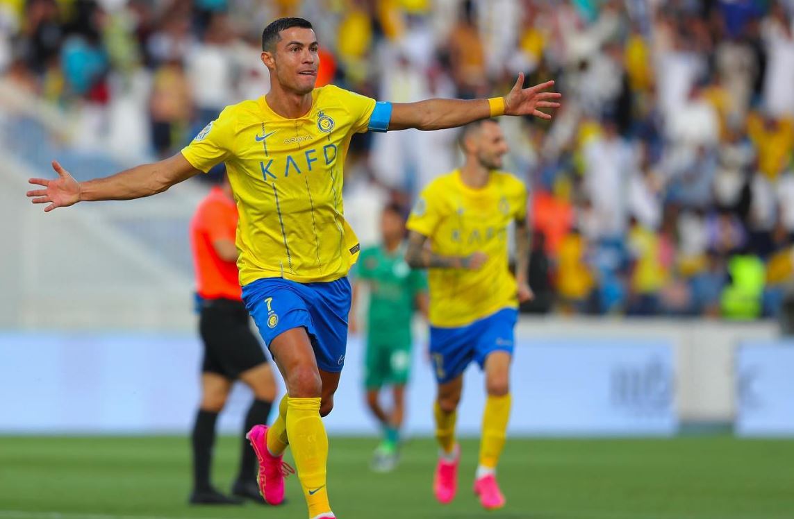 رونالدو يحرج لاعب الرجاء المغربي بعد المباراة .. فيديو