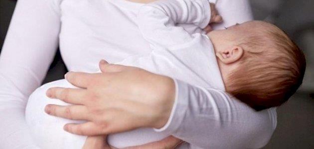 هل الأم ملزمة برضاعة ولدها في الإسلام؟ 