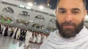 بالفيديو.. كريم بنزيمة يؤدي مناسك العمرة 