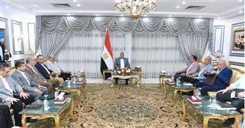 وزير الإنتاج الحربي يتفقد مصنع إنتاج وإصلاح المدرعات