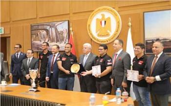   وزير التعليم العالى يشهد توقيع عقود تصميم وتصنيع أول سيارة كهربائية مصرية محلية الصنع 