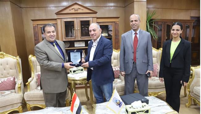 رئيس جامعة جنوب الوادي يستقبل العضو المنتدب لمؤسسة انروت للتنمية