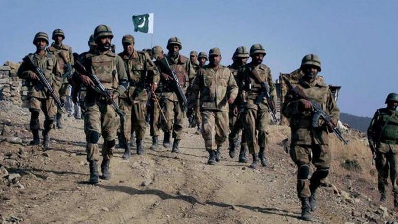 مقتل 9 عسكريين وإصابة 5 آخرين بتفجير انتحاري غربي باكستان