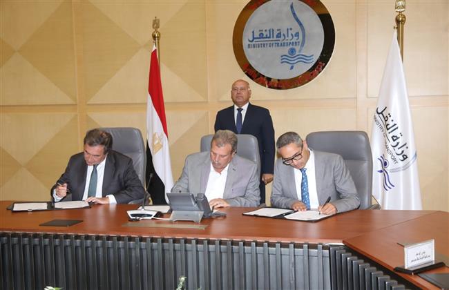 وزير النقل يشهد توقيع عقد مشروع تطوير نظم الإشارات والاتصالات وتجديدات السكة الحديدية