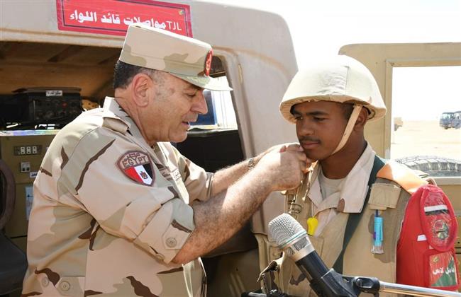 الفريق أسامة عسكر يتفقد إحدى المراحل التدريبية بنطاق المنطقة المركزية العسكرية