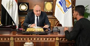 محافظ قنا يستأنف استقبال المواطنين بمكتبه  لبحث شكواهم 