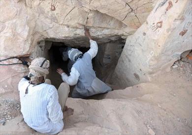 ضبط 11 شخصا لقيامهم بالتنقيب عن الآثار داخل منزل بالأقصر