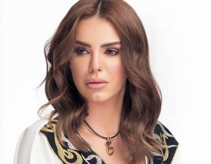 إصابة الفنانة دنيا عبد العزيز بـ كسر في القدم 