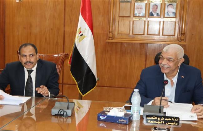 رئيس جامعة المنوفية يعقد إجتماع مجلس إدارة مركز الخدمة العامة