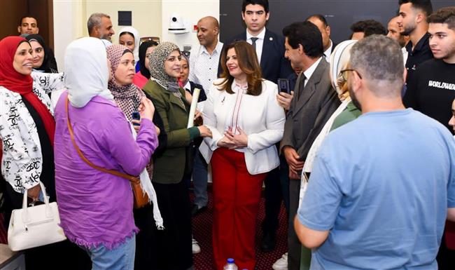 وزيرة الهجرة تدعو لاجتماع طارئ لبحث شكاوى الطلاب المصريين العائدين من السودان