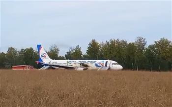   روسيا: طائرة ركاب تهبط اضطراريا في أرض مفتوحة
