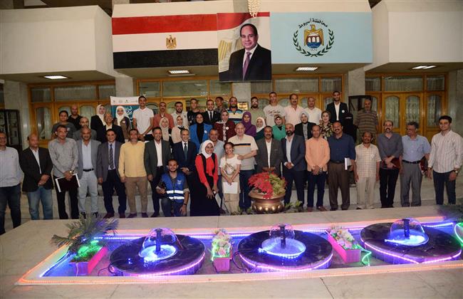 محافظ أسيوط يكرم أعضاء فريق مبادرة "قيم وحياة" في مرحلتها الخامسة