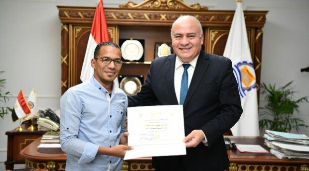 محافظ قنا يكرم 7 عاملين متميزين