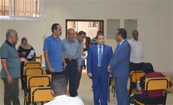 رئيس جامعة جنوب الوادي يتفقد امتحانات دور سبتمبر بكلية الحقوق