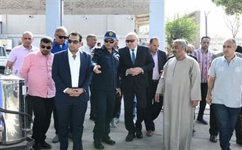 محافظ قنا يطمئن علي تطبيق إجراءات السلامة والأمان بمحطة وقود المعنا| صور 