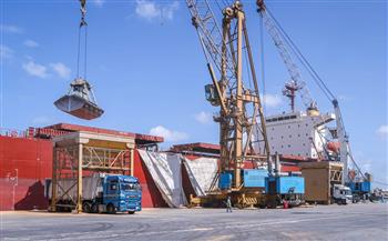   تداول 15 سفينة حاويات وبضائع عامة بميناء دمياط