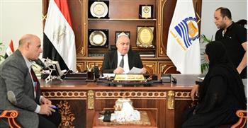 محافظ قنا يواصل استقبال المواطنين بمكتبه لبحث شكواهم