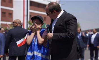   الرئيس السيسي يحتضن طفلة بكت خلال زيارته بني سويف «فيديو»