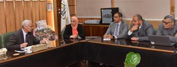 نائب رئيس جامعة أسيوط يعقد اجتماعاً مع وفد إدارة برنامج المنح الجامعية 