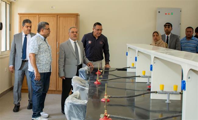رئيس جامعة طنطا يتفقد المعامل وتجهيزات الورش المتخصصة بكلية الفنون التطبيقية الجديدة