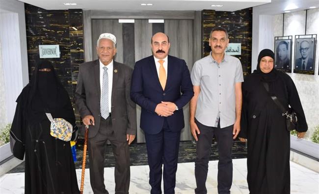 محافظ أسوان يمنح 4 أسر من ضحايا حادث "غرق شباب أبو هور" رحلات عمرة