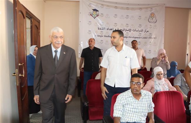 رئيس جامعة المنوفية يفتتح دورة "تنمية مهارات العاملين في مجال المكتبات" بمركز الدراسات الاستراتيجية