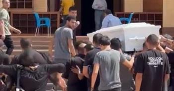 وصول جثمان الفنان أشرف مصيلحى لمسجد المشير استعدادا لصلاة الجنازة