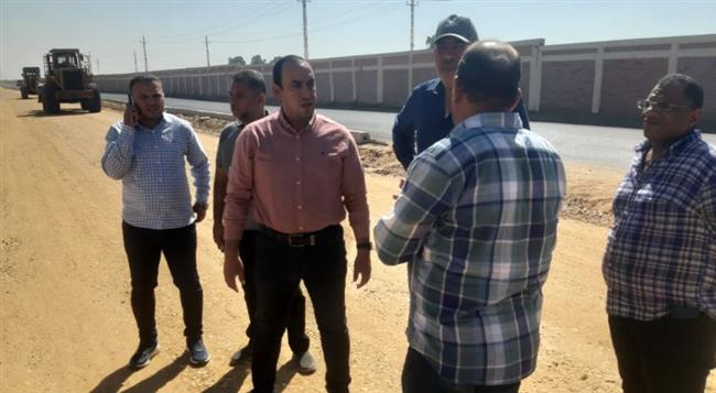 رئيس جهاز الشروق يتفقد أهم 3 محاور طرق جارى تنفيذها بالمدينة 