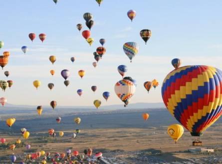  40 رحلة بالون طائر تقل 850 سائحا بسماء الأقصر