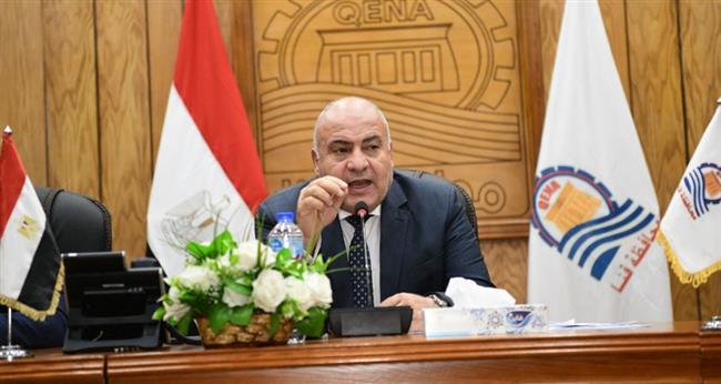 محافظ قنا يبحث تذليل التحديات التي تواجه نقل الأسمدة إلى الجمعيات الزراعية 